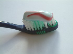 Die handzahnbürste ist nach wie vor das wichtigste Utensil der Zahnpflege